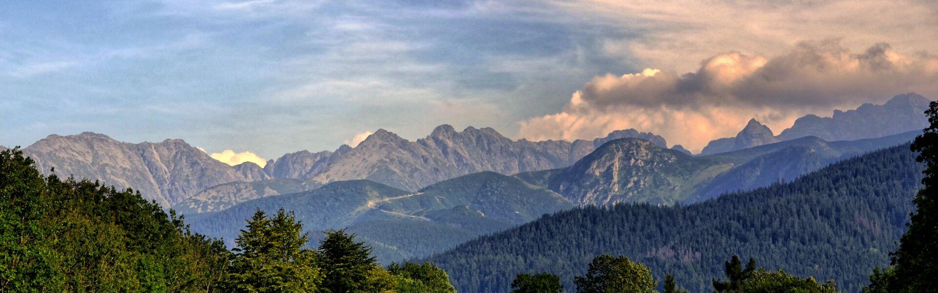 Panorama na ośnieżone Tatry.